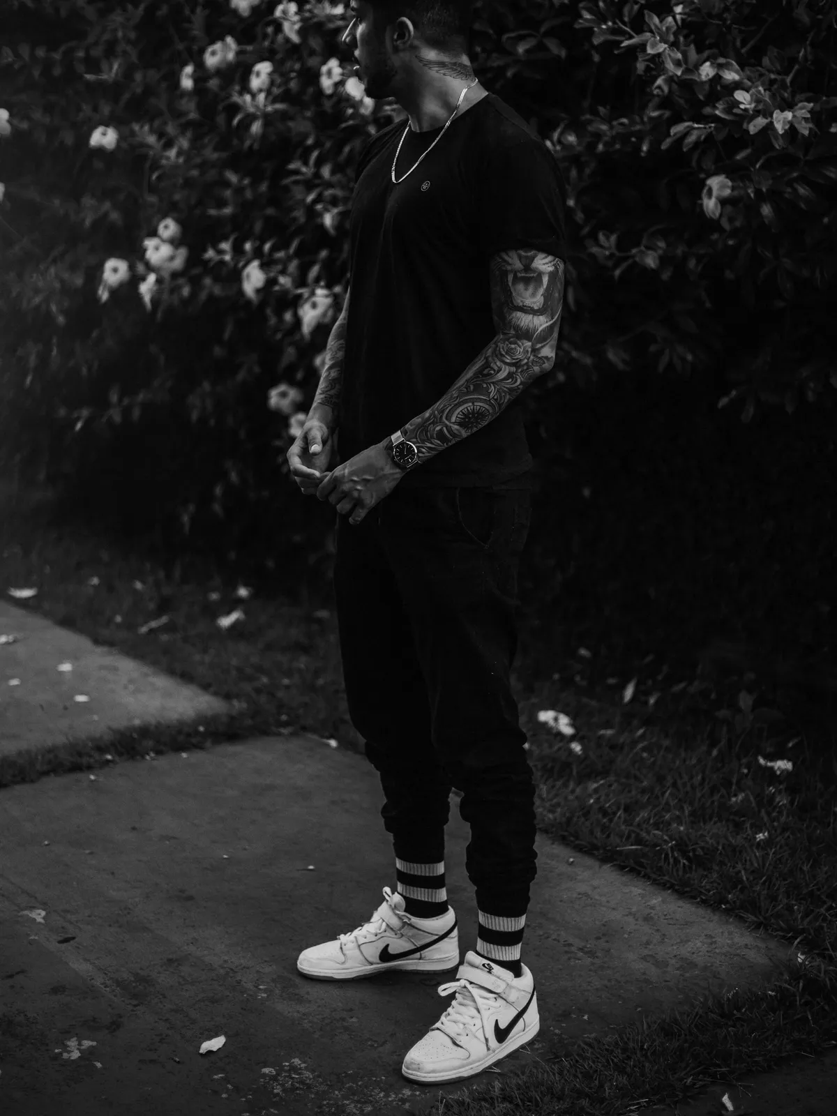 Chico con remera negra oversize de noche