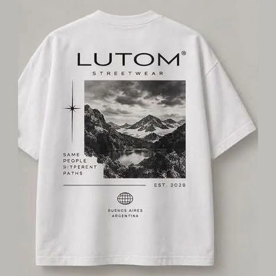 Remera LUTOM blanca, espalda con estampa de lago y montañas