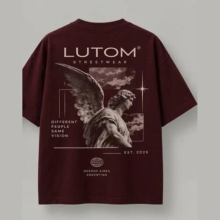 Remera LUTOM bordó, espalda con estampa de ángel