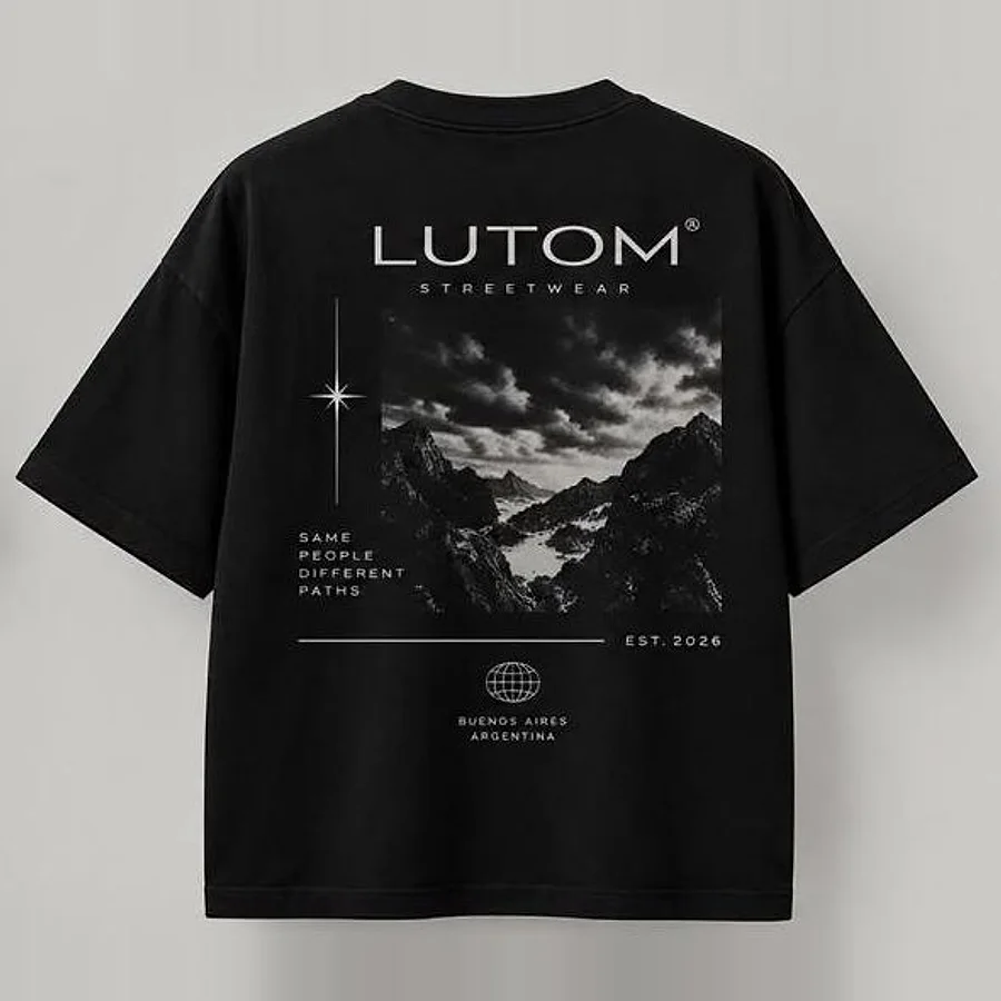 Remera LUTOM negra, espalda con estampa de montañas
